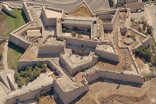 Remparts et pont-levis du Fort d’Entrecasteaux – Marseille